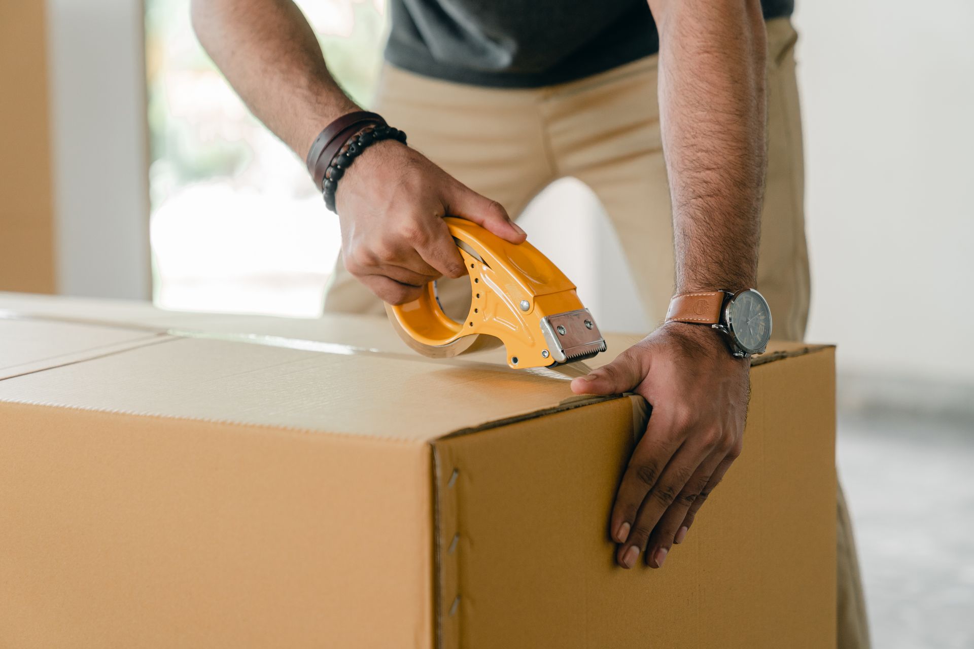 Sealing a corrugated shipping carton